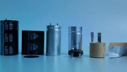 電機上的啟動電容器和運行電容器各有什么作用？